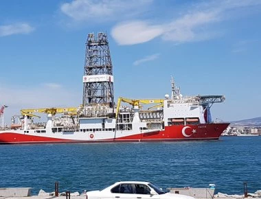 Εκβιαστικές κινήσεις από την Άγκυρα: Στα ανοιχτά της Ικαρίας πλέει τώρα το γεωτρύπανο «Πορθητής»